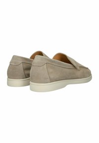 Zapatos gris de ante tipo slip-on con punta redonda, costuras mínimas y suela de goma ligera. La parte trasera presenta un logo sutilmente grabado.