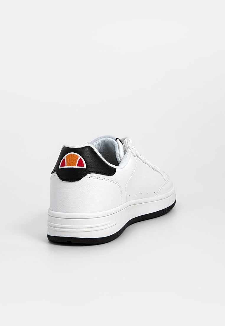 Basket blanc basse avec un onglet de talon noir arborant un logo orange et rouge, des lacets blancs et une semelle noire sur fond blanc.