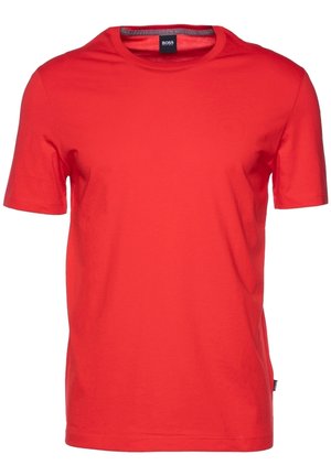 Czerwona koszulka z krótkim rękawem i okrągłym dekoltem z czarną metką BOSS na kołnierzu, prosty fason, bawełniana tkanina.
