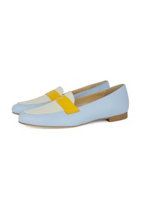 Mocasines de cuero azul con un acento de correa blanca y amarilla, diseño de punta afilada y un bajo tacón marrón. Textura suave y estilo minimalista.