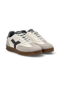 Zapatillas blancas y grises con materiales de ante y cuero, que presentan un acento negro, puntera redonda, suela plana y diseño con cordones.
