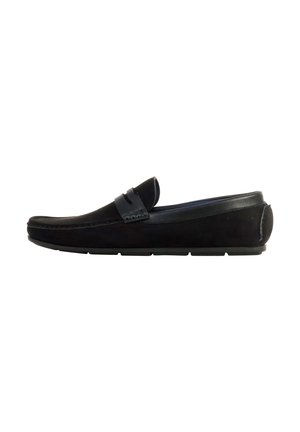 Mocassin pour homme en cuir suédé noir avec détail de bride en cuir et semelle en caoutchouc segmentée, présenté en profil latéral sur fond blanc.