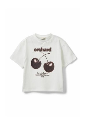 Hvid kortærmet bomulds-t-shirt med grafik af to kirsebær og teksten "Søde kirsebær kysset af solen 2025."