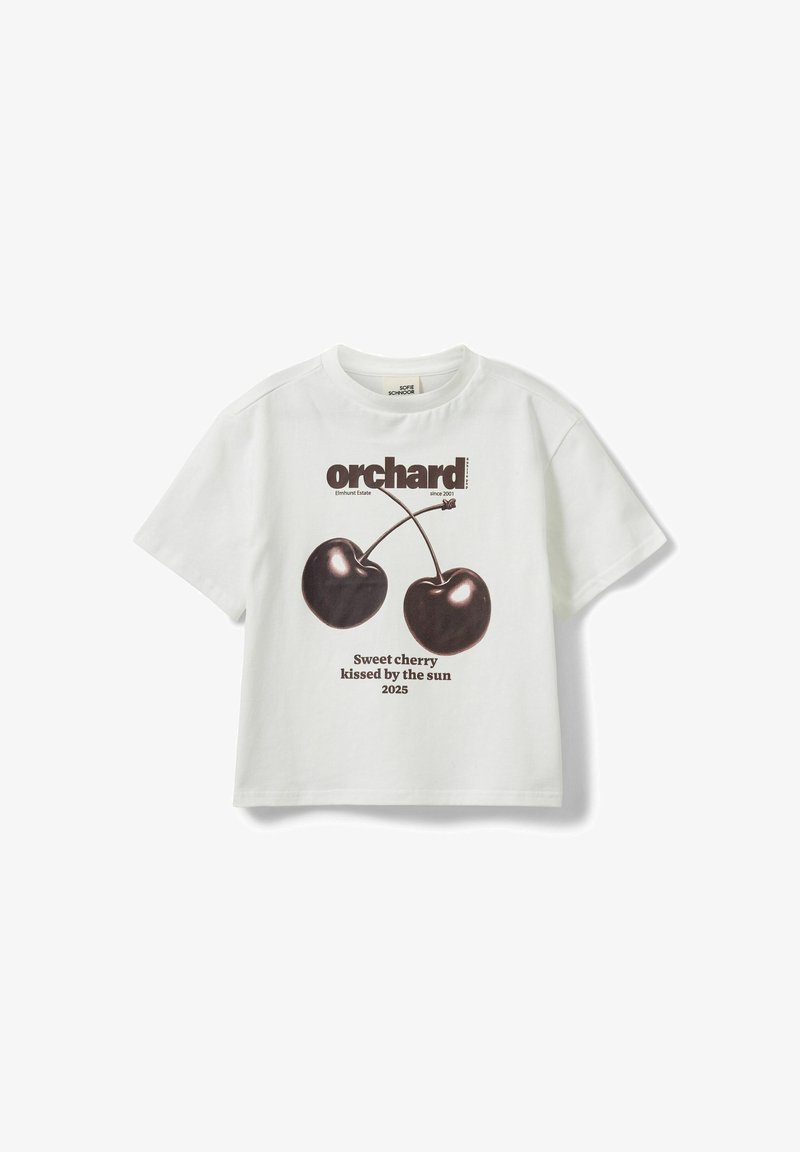 Hvid kortærmet bomulds-t-shirt med grafik af to kirsebær og teksten "Søde kirsebær kysset af solen 2025."