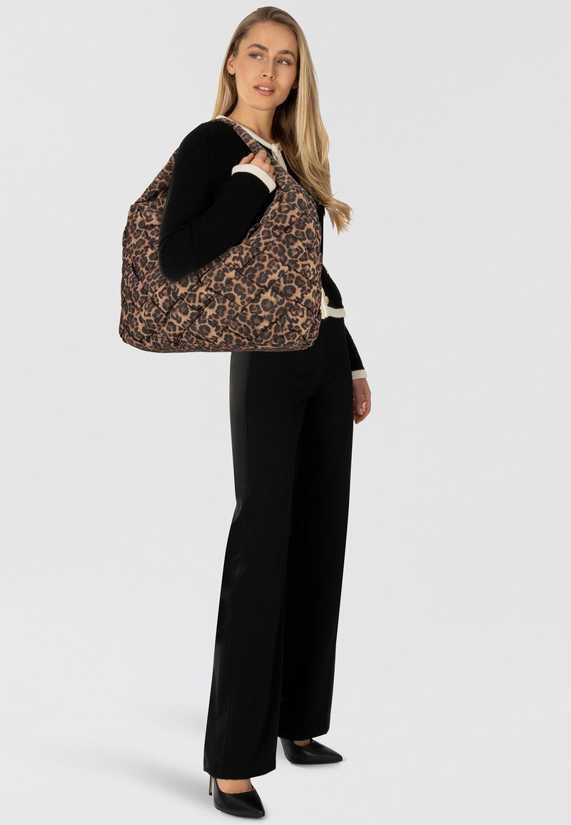 Borsa a spalla trapuntata con motivo leopardato in colori marrone e nero; presenta una forma ampia e due robuste tracolle.