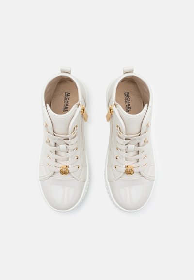 Weiße High-Top-Sneaker aus glänzendem Lackleder, mit goldenen Akzenten, strukturierten Schnürsenkeln und einem seitlichen Reißverschluss. Mit einer markierten Innensohle.
