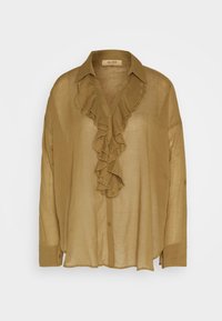 Blouse à manches longues de couleur vert olive, en tissu léger, présentant un devant à volants, une fermeture à boutons et une silhouette décontractée.