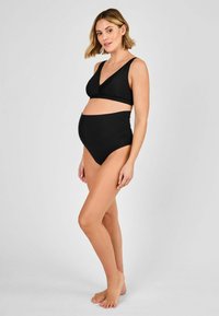 Crni trudnički bikini set s braletom koje se ovija oko tijela i hlačicama visoka struka, izrađen od glatkog materijala s minimalističkim dizajnom.