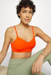 Athleta ELATION BRA A-C - Sutiã desportivo de suporte ligeiro - flame orange