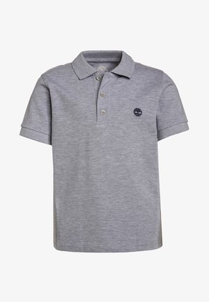 Grijze polo met een gestructureerde stof, voorzien van een opstaande kraag, een drieknoopsluiting en een klein geborduurd logo op de borst.