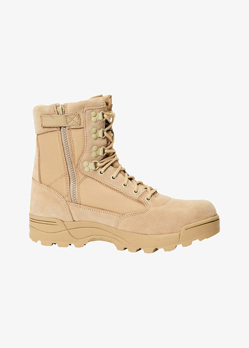 Stivaletto tattico color sabbia con tomaia in suede e tessuto, chiusura con lacci e zip, suola testurizzata e punta rinforzata per una maggiore durata.