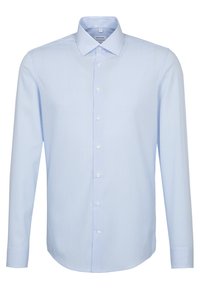 Camicia a maniche lunghe azzurro chiaro con strisce bianche verticali, colletto con bottoni, bottoni frontali e una texture del tessuto liscia.