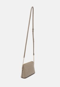 Borsa a tracolla in finta pelle color beige con un motivo testurizzato a coccodrillo, dettagli in catena e tracolla, chiusura con zip e forma rettangolare piatta.