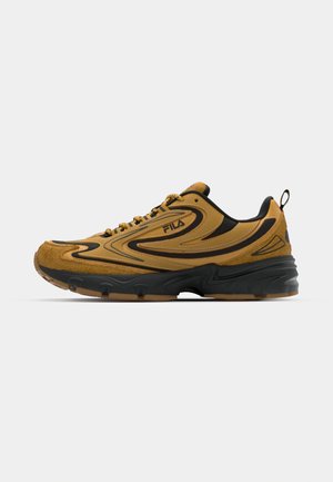 Zapatilla de ante marrón y sintético con acentos negros, forma redondeada, superficie texturizada, suela acolchada y lengüeta trasera para facilitar su uso.