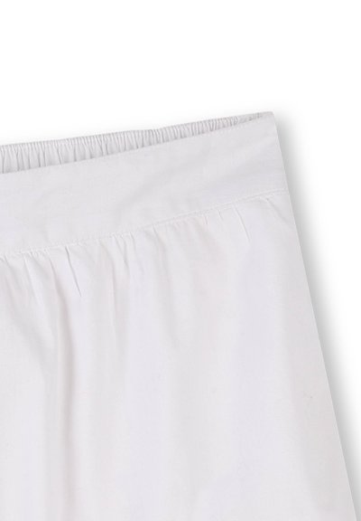 Witte rok met elastische taille featuring geplooide textuur bij de taille, gemaakt van lichtgewicht stof, gladde oppervlakte en eenvoudig ontwerp.