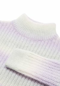 Sweter dziergany w delikatnym gradiencie od białego do jasnego lawendowego, z wysokim kołnierzem oraz ściągaczem na rękawach i korpusie.