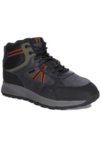 Czarno-szare buty typu mid-top z teksturowaną powierzchnią, pomarańczowymi akcentami, sznurowanym przodem i wytrzymałą podeszwą zapewniającą przyczepność.