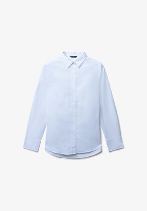 Chemise blanche à manches longues, à boutons, en tissu lisse, avec un col classique, une patte de boutonnage à l'avant et un ourlet incurvé.