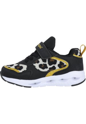 Schwarzer Sportschuh mit einem Obermaterial im Leopardenmuster, goldenen Akzenten und einem Klettverschluss. Die Sohle ist überwiegend weiß mit einem strukturierten Profil.