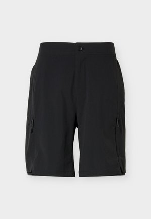 Čierne krátke nohavice po kolená s bočnými vreckami na zips a zapínaním na gombík na páse, zobrazené na jednoduchom bielom pozadí.