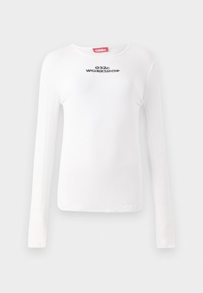 Pitkähihainen valkoinen T-paita ribbikankaasta. Edessä rintamuksessa on musta "032c WORKSHOP" -teksti ja helmassa on huomaamaton logo.