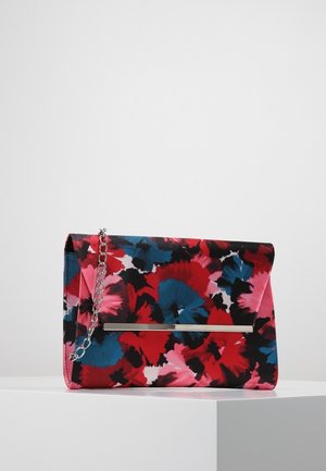 Pestrá psaníčko s květinovým vzorem, kovovým řetízkovým popruhem, elegantním designem a klopou zdobenou kovovou lištou.