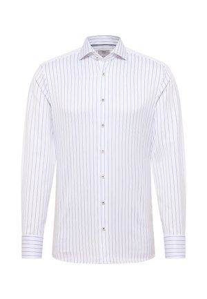 Chemise blanche à manches longues avec de fines rayures verticales, elle possède un col pointu, une fermeture à boutons sur le devant et des manches retroussées avec des rayures assorties.