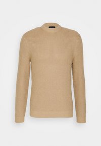 Suéter beige de punto con cuello redondo, textura acanalada y mangas largas. Presenta un dobladillo ajustado y detalle de etiqueta lateral.