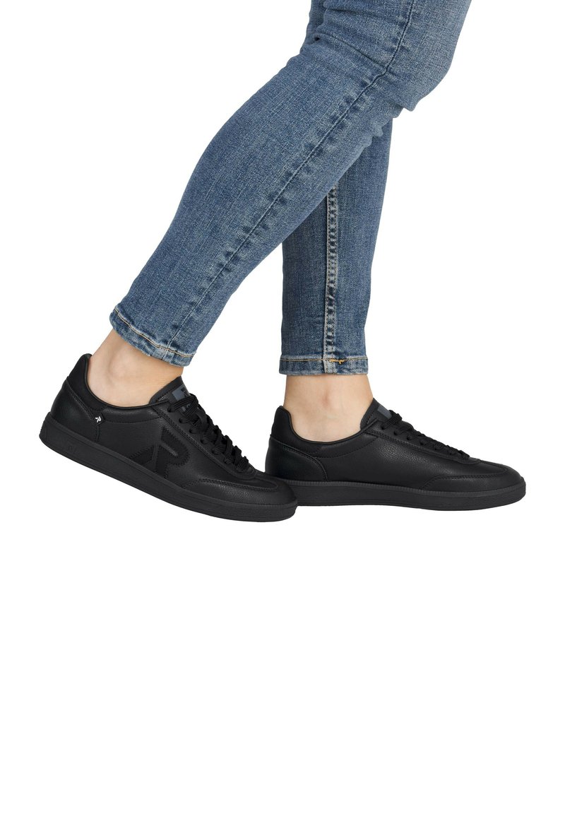 Baskets noires en cuir texturé avec une finition lisse, dotées d'une semelle en caoutchouc, d'un design à lacets et d'un détail de logo subtil sur le côté.