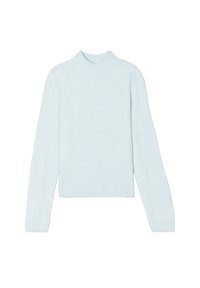 Lyseblå sweater lavet af blødt materiale, med en høj ribbet halsudskæring og lange ærmer. Designet er enkelt uden mønstre.