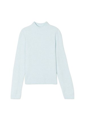 Pull bleu clair en tissu doux, doté d'un col montant côtelé et de manches longues. Le design est simple sans motifs.