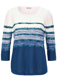 Gebreide trui met een ronde hals, lange mouwen en een gestreept patroon in lichtblauw, teal en marineblauw, met textuurvariaties in de stof.