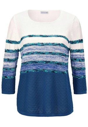Gebreide trui met een ronde hals, lange mouwen en een gestreept patroon in lichtblauw, teal en marineblauw, met textuurvariaties in de stof.