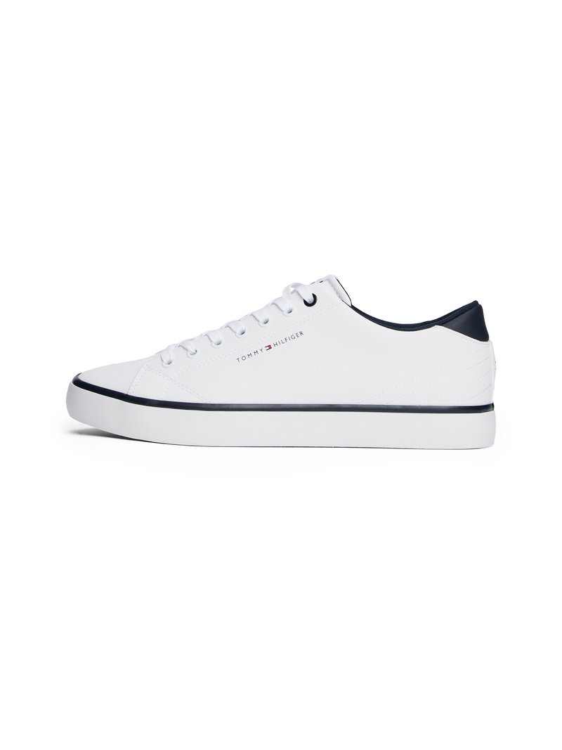 Sneaker bianco realizzato in materiale sintetico, con design a basso profilo, punta rotonda, dettagli blu marine e un sottile logo laterale.