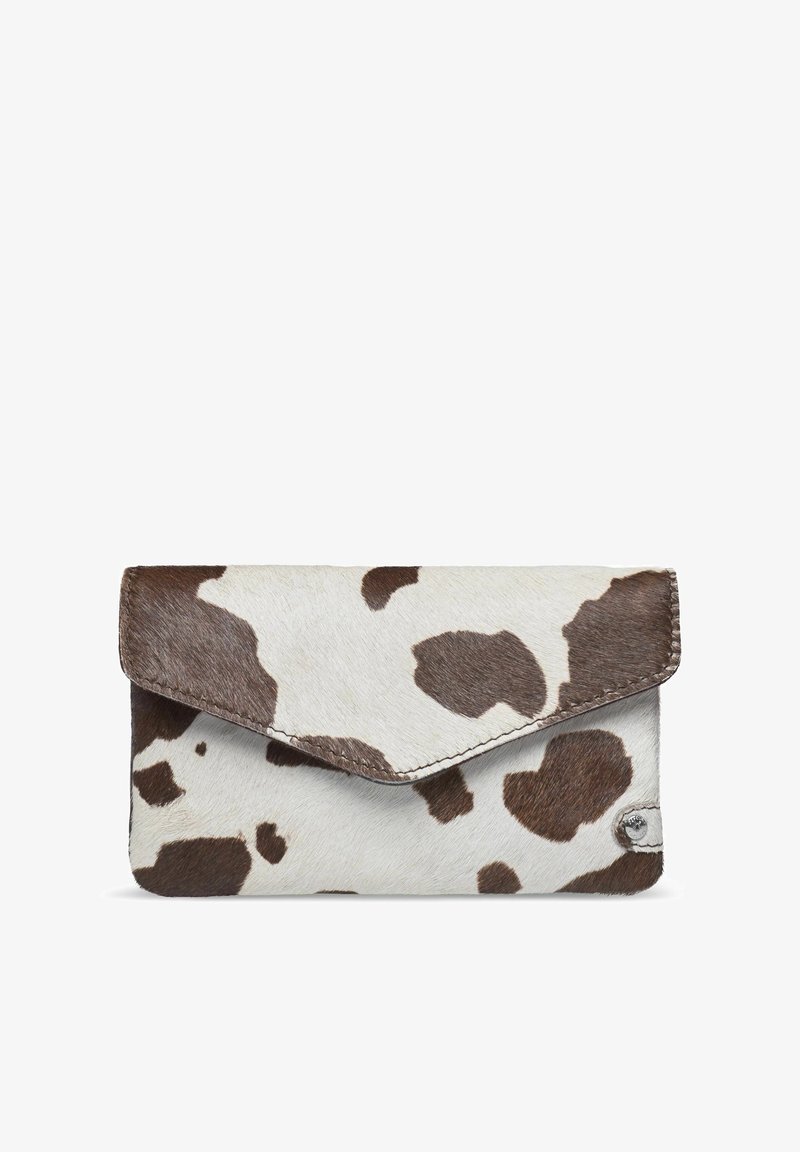 Kůže clutch s hnědo-bílým skvrnitým vzorem, se sametovou texturou a zapínáním ve stylu obálky. Součástí je stříbrný akcent.