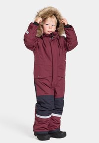 Vinfärgad isolerad vinterdräkt med en huva som har pälsdetaljer, grå accenter, reflexstripes på benen samt en frontdragkedja och tryckknappsstängning.