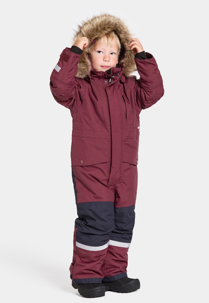 Vinfärgad isolerad vinterdräkt med en huva som har pälsdetaljer, grå accenter, reflexstripes på benen samt en frontdragkedja och tryckknappsstängning.