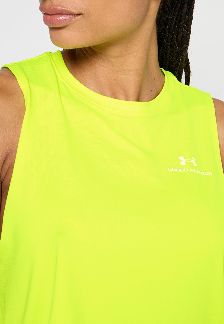 Top atlético sin mangas de color amarillo neón, hecho de una tela suave y elástica. Presenta un pequeño logo blanco de Under Armour en el pecho.