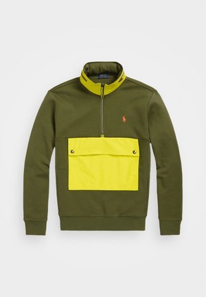 Olivengrøn sweatshirt med kvart-lynlås, neon gul høj krave og stor forlomme, lille broderet polo-spiller logo på brystet.