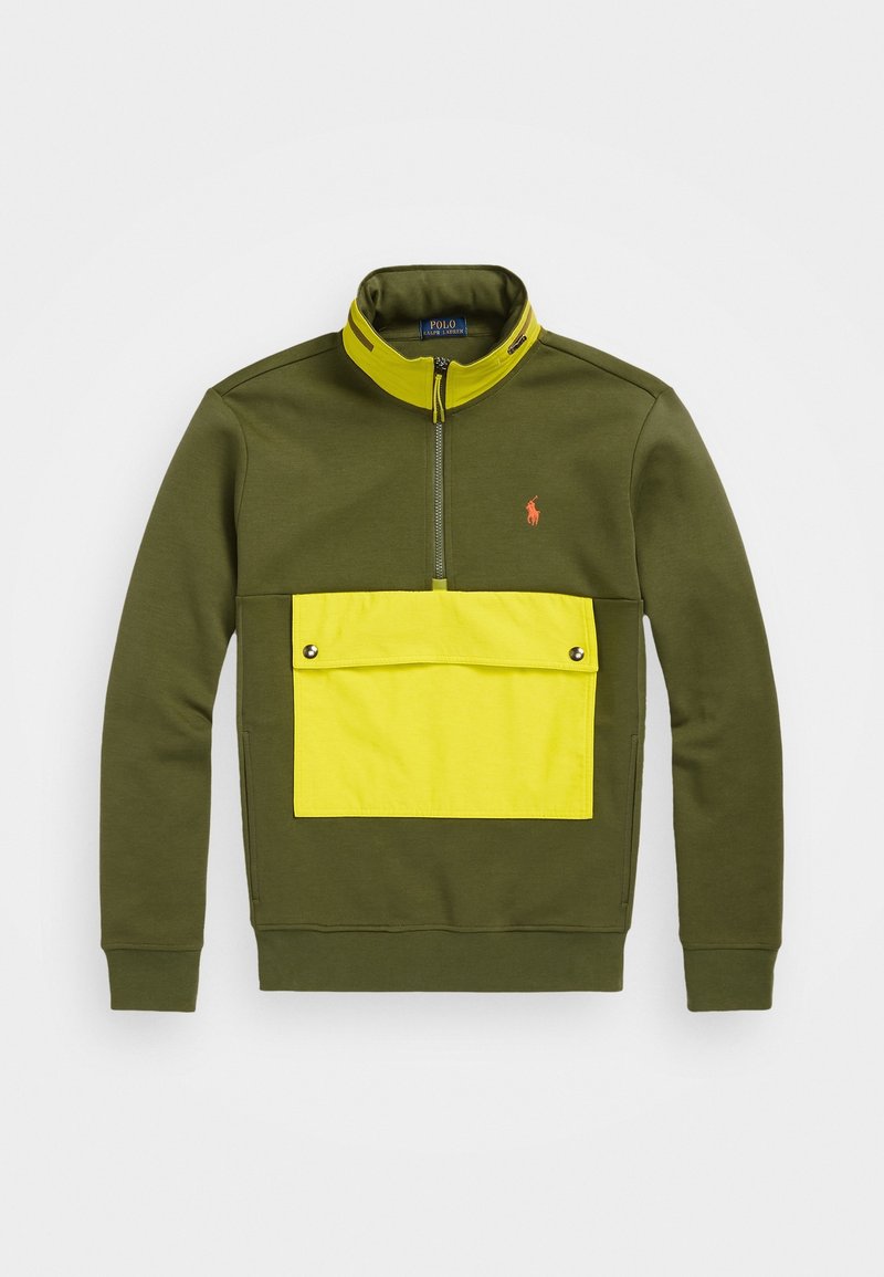 Sweat-shirt vert olive à fermeture éclair quart, col haut jaune néon et grande poche avant, petit logo brodé d’un joueur de polo sur la poitrine.