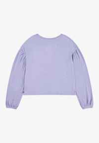 Ανοιχτό μωβ, κοντομάνικο τοπ με μακριά μανίκια και συγκατατεθέντα μανίκια, στρογγυλή λαιμόκοψη. Μαλακή υφή, μικρή ετικέτα λογότυπου στο πλάι κοντά στο στρίφωμα.