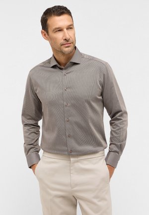 Braun gemustertes Hemd mit langen Ärmeln und klassischem Kragen; hat kontrastierende Knöpfe und eine glatte Textur.