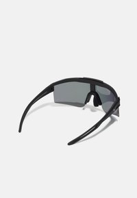 Lunettes de sport noires avec un design enveloppant, lentilles teintées et branches fines. Comprend des plaquettes de nez discrètes et une construction légère.