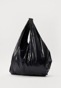 Schwarze, glänzende Tragetasche aus synthetischem Material, mit einem lässigen Design und zwei Öffnungen zum Tragen. Strukturiert Oberfläche ohne Muster.