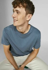 Jack & Jones JJENOA TEE CREW NECK - Lihtne T-särk - grisaille