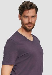 s.Oliver MET V-HALS EN SLUBSTRUCTUUR - T-Shirt basic - aubergine