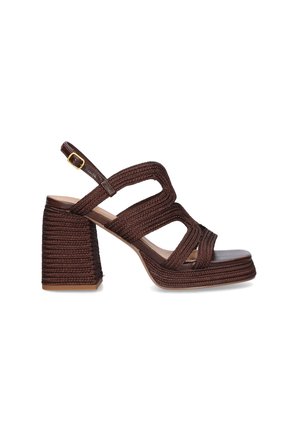 Sandalia marrón de tacón alto con textura trenzada, tres tiras abiertas en los dedos, tacón de bloque y una correa ajustable en el tobillo con hebilla dorada.