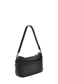 Borsa a spalla nera in pelle con design curvo, texture liscia, tracolla regolabile e accessori in argento con chiusura a zip superiore.