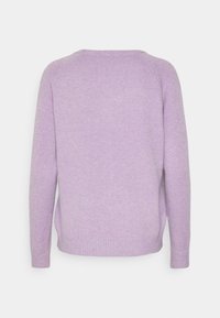 Pull à manches longues en lavande douce avec poignets, ourlet et encolure ronds côtelés, vu de dos sur un fond uni.