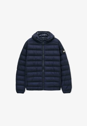 Marineblauwe gewatteerde jas met capuchon, voorzien van horizontale gestikte secties, een rits aan de voorkant en een pocket op de linkermouw met een patch.